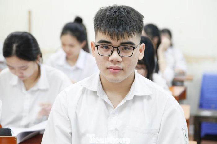 Phong là học sinh hòa đồng và có học lực tốt.