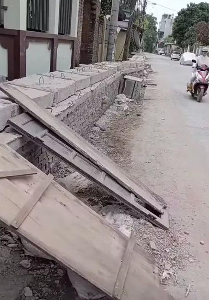  Cảnh bắc ván gỗ, bục bệ để ra vào nhà. Ảnh: MXH. 
