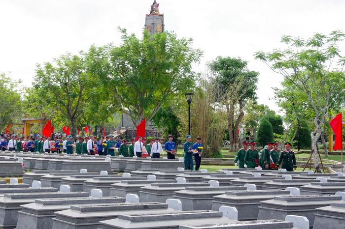 An táng 14 hài cốt liệt sĩ tại Nghĩa trang Hội An, TP. Đà Nẵng.