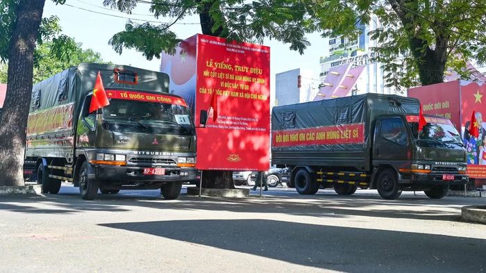 Đoàn xe đưa hài cốt liệt sĩ từ Công viên văn hóa Lê Thị Riêng đến Nghĩa trang Liệt sĩ TPHCM di chuyển trên quãng đường khoảng 26km. Ảnh: Báo Sài Gòn Giải phóng