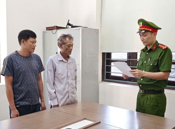 Bị can Trần Văn Tư và Trần Xuân Trọng (từ trái sang) tại Cơ quan Công an.