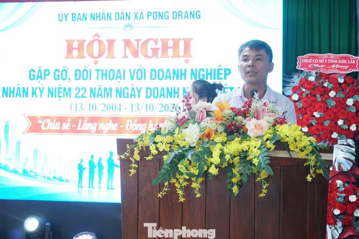 Ông Nguyễn Hữu Chiến, Giám đốc Hợp tác xã Dịch vụ nông nghiệp Tân Lập Đông chia sẻ tại hội nghị.
