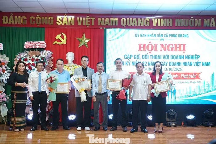 Lãnh đạo xã Pơng Đrang khen thưởng các tổ chức, doanh nghiệp, nhà đầu tư có nhiều đóng góp cho sự phát triển KT-XH của địa phương.