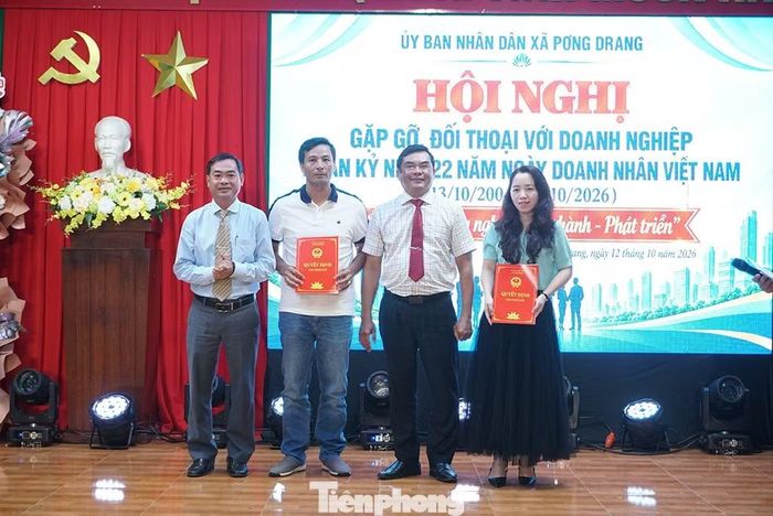 Lãnh đạo xã Pơng Đrang trao quyết định cho thuê đất cho 2 doanh nghiệp.