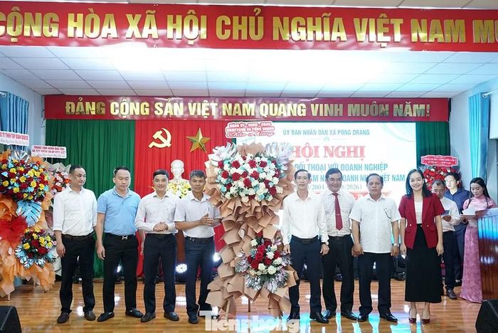 Đảng ủy, HĐND, UBND và MTTQ xã Pơng Đrang tặng hoa chúc mừng các doanh nhân, doanh nghiệp nhân kỷ niệm 22 năm Ngày Doanh nhân Việt Nam.