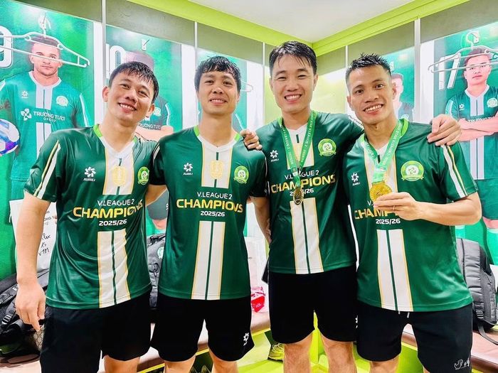Xuân Trường (thứ hai từ phải sang) và Công Phượng vẫn được yêu mến, nhưng tình cảm đó chưa đủ để giúp họ cạnh tranh suất dự Asian Cup 2027.