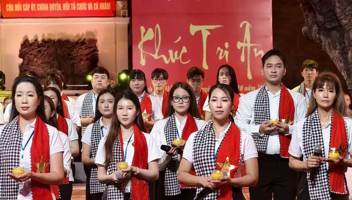  NSND Trịnh Kim Chi (bìa trái) cùng các ca sĩ, nghệ sĩ tổng duyệt chương trình. Ảnh: Leo Minh Tuấn. 