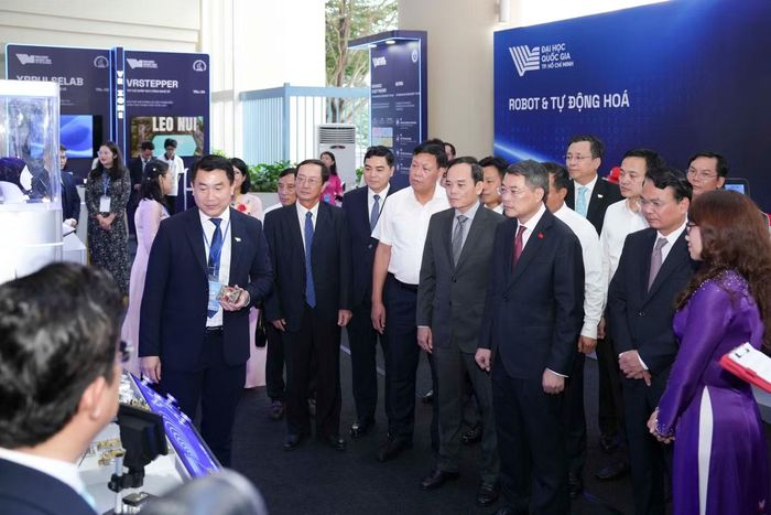Chương trình có sự tham dự của Ủy viên Bộ Chính trị, Bí thư Thành ủy TPHCM Trần Lưu Quang; Bí thư Thành ủy Đồng Nai Vũ Hồng Văn; Chủ tịch UBND TPHCM Nguyễn Văn Được, lãnh đạo các bộ, ngành, TPHCM và các địa phương, cùng hơn 700 học sinh, sinh viên tiêu biểu trong toàn hệ thống.