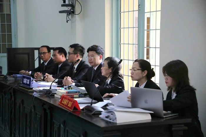 Các luật sư tại phiên tòa