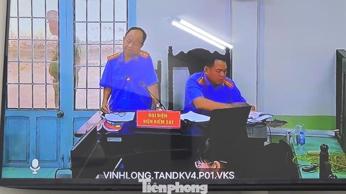 Đại diện Viện Kiểm sát trình bày quan điểm về các nội dung luật sư phía bị hại đưa ra tại tòa.