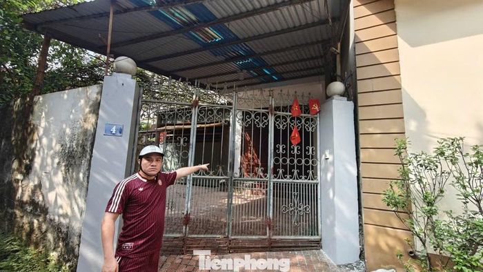 Anh Hiếu chỉ nơi gửi con trai cửa đã khóa kín và không hoạt động.