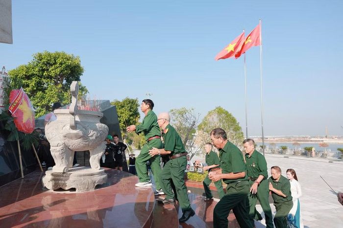 Cô cho biết những cuộc gặp khiến bản thân tự nhắc phải nỗ lực hơn trong học tập, rèn luyện. Phát triển bản thân, sống có trách nhiệm cũng là cách người trẻ đóng góp cho đất nước từ những việc trong khả năng của mình.