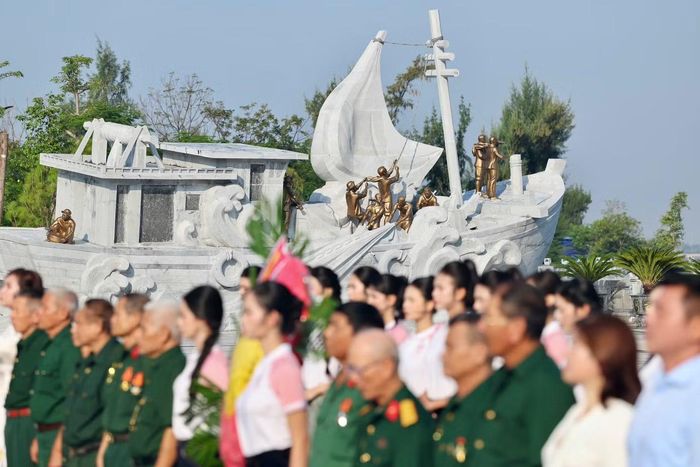 Bến K15 là điểm xuất phát của Đường Hồ Chí Minh trên biển. Theo tư liệu của Cục Di sản văn hóa, tàu vỏ gỗ mang mật danh Phương Đông I rời bến, chở 30 tấn vũ khí vào Nam. Chuyến đi cập bến Vàm Lũng, Cà Mau an toàn, mở đầu cho những chuyến vận chuyển vũ khí từ bến K15 trên tuyến đường biển đầy gian nan, nguy hiểm.