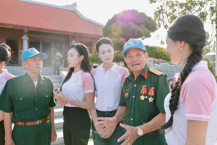 Nguyễn Ngọc Thảo Nguyên cho biết hoạt động dâng hương, gặp gỡ các cựu chiến binh giúp cô có cái nhìn chân thực hơn về chiến tranh và giá trị của hòa bình. Điều khiến cô suy nghĩ là nhiều người đã ra đi khi còn rất trẻ, chiến đấu đến hơi thở cuối cùng.