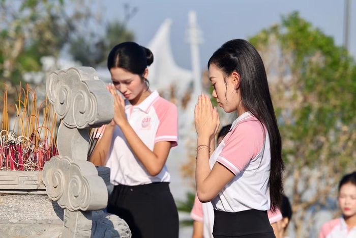 Giây phút thí sinh lặng người khi dâng hương tại bến tàu lịch sử.
