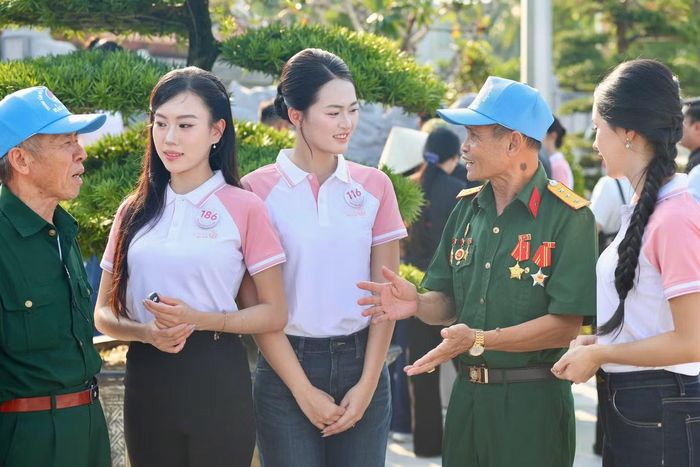 “Cứ đi thôi, không nghĩ đến ngày về, không nghĩ còn sống”, ông Cảnh (thứ hai từ phải qua) nhớ lại tâm thế của những người lính ra trận ở tuổi 18-20. Ông từng bị thương ở phần mềm, sau đó mắc sốt rét ác tính. Trở về từ chiến tranh, sức khỏe ông tiếp tục bị ảnh hưởng. Ông cho biết bị nhiễm chất độc da cam, đang mang trong mình nhiều bệnh trong đó có tiểu đường và bệnh phổi tắc nghẽn, có lúc nói không ra hơi.