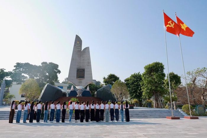 Các thí sinh gặp ông Hoàng Văn Cảnh, sinh năm 1951, quê Hải Phòng. Ông Cảnh cho biết đã tham gia giai đoạn cuối của cuộc chiến đấu 81 ngày đêm bảo vệ Thành cổ Quảng Trị, làm nhiệm vụ ở vòng ngoài. Trong ký ức của ông có chặng hành quân tới Đồng Hới gặp máy bay B-52 đánh phá, có những đồng đội đã hy sinh.