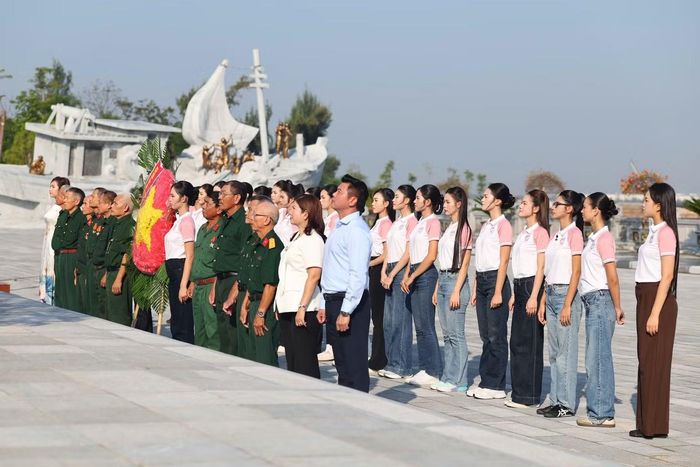 Tại bến tàu lịch sử, các cô gái dâng hương tưởng nhớ, tri ân những người đã chiến đấu, hy sinh trên tuyến đường vận tải chi viện cho chiến trường miền Nam trong kháng chiến chống Mỹ.