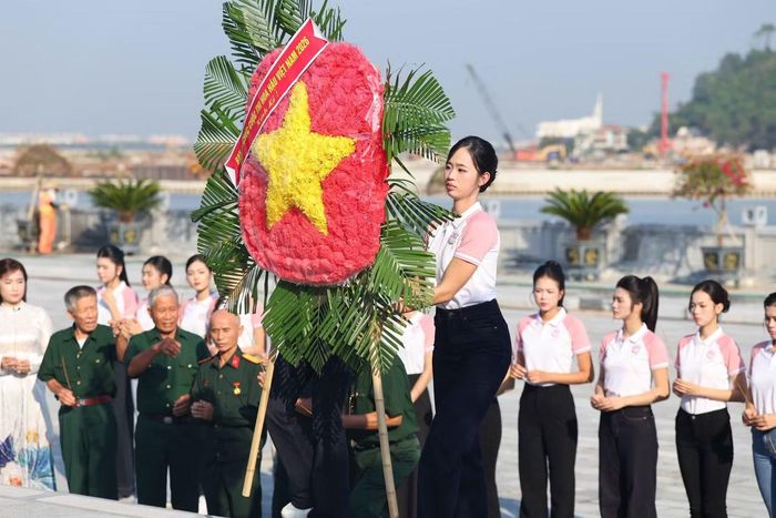 Với Hà Phương, cảm xúc ấy còn được nối dài khi lắng nghe các cựu chiến binh kể chuyện. Qua lời của những người từng ra trận, lịch sử hiện lên gần gũi, cụ thể, với những mất mát mà thế hệ cô chưa từng trải qua.