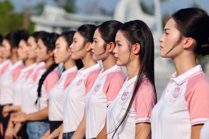 Là người con của Hải Phòng, Hoàng Thị Hà Phương xúc động khi cùng các thí sinh đến dâng hương tại Bến tàu không số. Chuyến đi trên chính quê hương giúp cô có dịp tìm hiểu sâu hơn những hy sinh phía sau cuộc sống bình yên hôm nay.