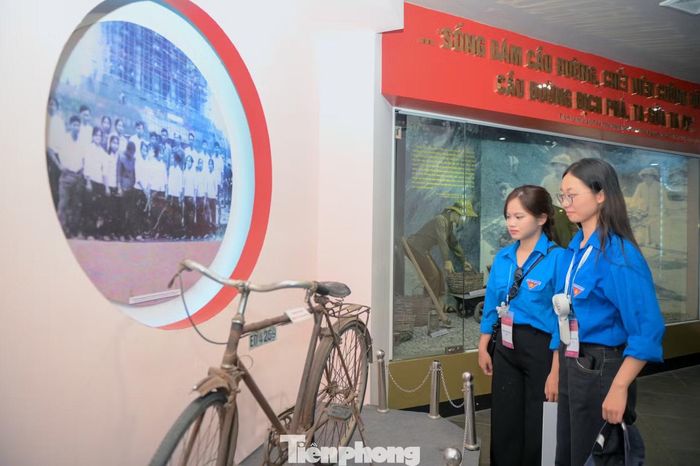 Các đại biểu thanh niên Việt Nam - Trung Quốc tham quan các hiện vật tại Di tích lịch sử Thanh niên xung phong 915 Thái Nguyên.