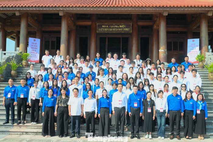 Đoàn đại biểu thanh niên hai nước Việt Nam - Trung Quốc chụp ảnh lưu niệm tại Di tích lịch sử Thanh niên xung phong 915 Thái Nguyên.