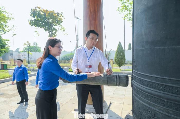 Đại diện đoàn đại biểu thanh niên Việt Nam - Trung Quốc đánh chuông, khánh và dâng hương tại đài tưởng niệm.