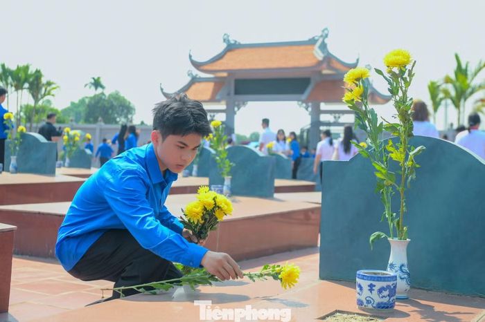 Đoàn Hành trình đỏ của thanh niên Việt Nam, Trung Quốc thắp hương, dâng hoa tại Đài tưởng niệm các Anh hùng liệt sĩ.