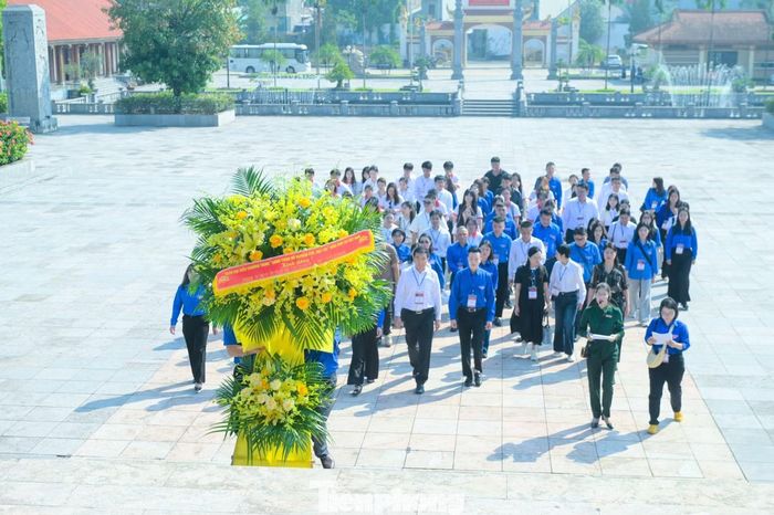 Các đại biểu dâng hoa tại nhà tưởng niệm tại Di tích lịch sử Thanh niên xung phong 915 Thái Nguyên.