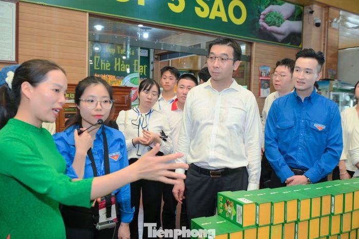 Đoàn công tác tham quan tìm hiểu về mô hình kết hợp phát triển kinh tế tập thể, xây dựng thương hiệu nông sản tạo sinh kế cho người dân tại Hợp tác xã chè Hảo Đạt.