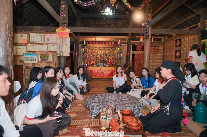 Đoàn công tác tham quan tìm hiểu mô hình bảo tồn văn hóa dân tộc gắn với phát triển du lịch cộng đồng và nâng cao đời sống nhân dân tại bản làng Thái Hải.
