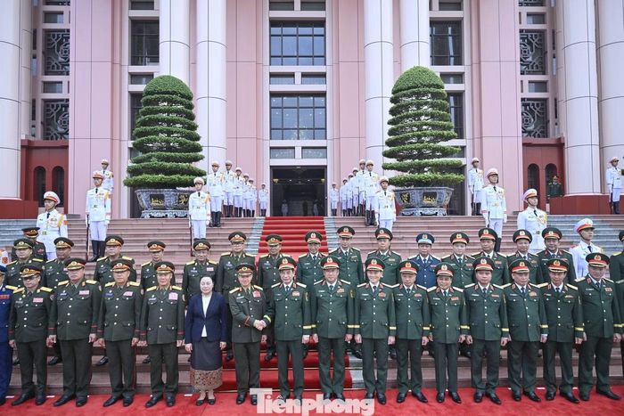 Đại tướng Phan Văn Giang chủ trì lễ đón chính thức Đại tướng Khamliang Outhakaysone và đoàn đại biểu Bộ Quốc phòng Lào.