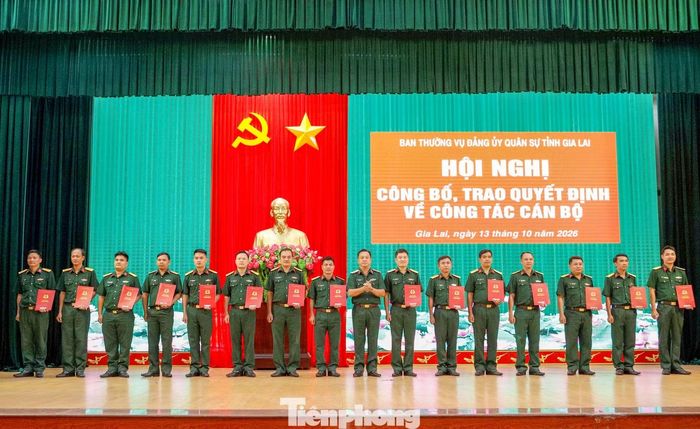 Trao quyết định điều động, bổ nhiệm cho cán bộ Ban CHQS cấp xã tại Gia Lai.