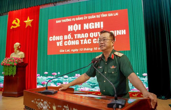 Thiếu tướng Trần Thanh Hải - Phó Tư lệnh Quân khu 5 - phát biểu giao nhiệm vụ cho các cán bộ được điều động, bổ nhiệm.