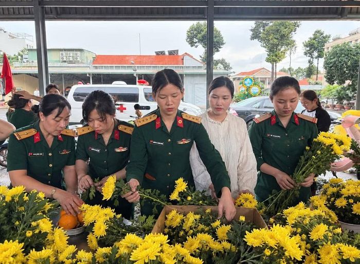 Chị em Hội Phụ nữ khối Cơ quan Bộ Tư lệnh TPHCM chuẩn bị hoa tươi viếng các Anh hùng liệt sĩ.