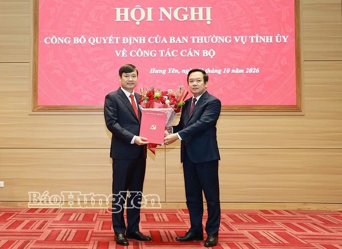 Ông Phạm Quang Ngọc, Ủy viên Ban Chấp hành Trung ương Đảng, Bí thư Tỉnh ủy trao quyết định và tặng hoa chúc mừng ông Nguyễn Tuấn Phong.