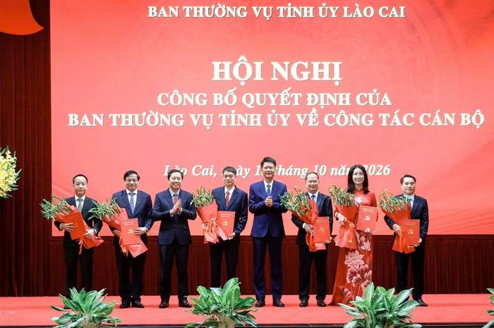Bí thư Tỉnh ủy Dương Quốc Huy và Phó Bí thư Tỉnh ủy, Chủ tịch Ủy ban MTTQ Việt Nam tỉnh Nguyễn Thế Phước trao quyết định, tặng hoa chúc mừng các cán bộ được điều động, phân công nhiệm vụ mới.