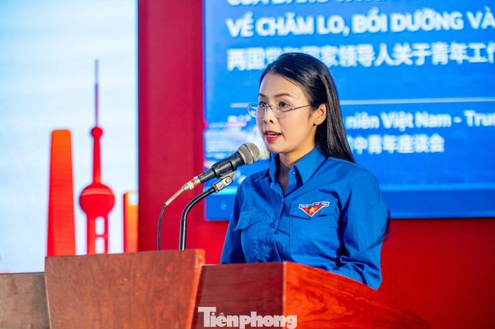 Các đại biểu thanh niên, sinh viên Việt Nam - Trung Quốc trình bày tham luận tại tọa đàm.