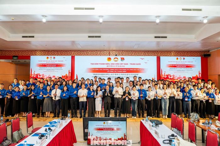 Các đại biểu thanh niên Việt Nam - Trung Quốc chụp ảnh lưu niệm tại tọa đàm.