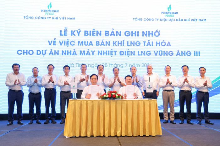 Đại diện PV GAS và PV Power ký kết Biên bản ghi nhớ về việc mua bán khí LNG tái hóa cho Dự án Nhà máy nhiệt điện LNG Vũng Áng III.