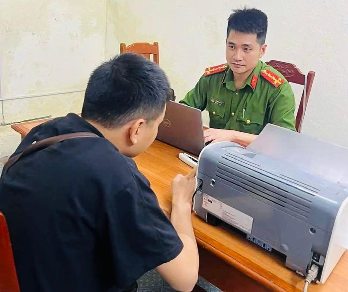 Công an làm việc với những người có liên quan.