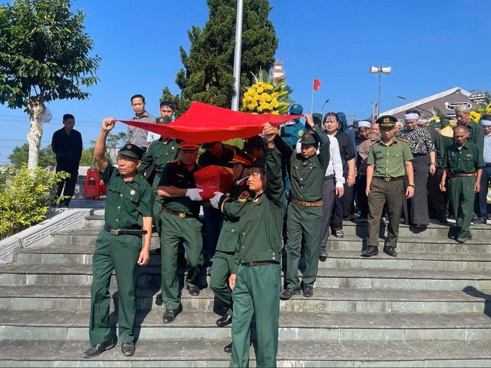Những bước chân thành kính tiễn đưa người lính trở về sau gần 50 năm xa cách.