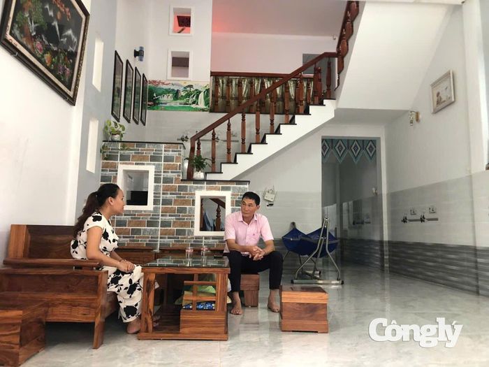 Lãnh đạo và cán bộ tín dụng NHCSXH Tuy Phước luôn bám sát cơ sở , tận tình hướng dẫn Nhân dân sử dụng vốn vay hiệu quả