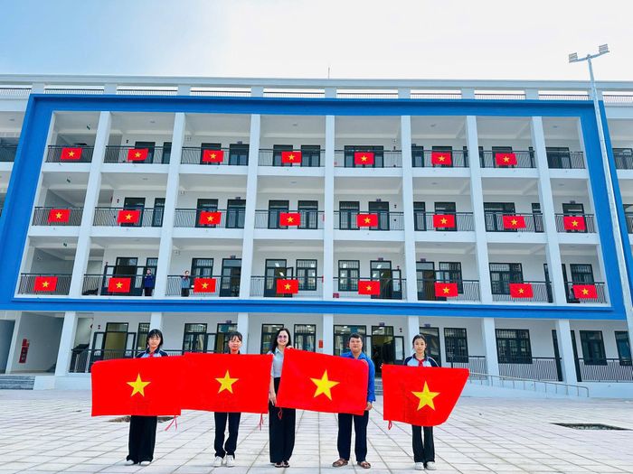 Đồng thời mang ý nghĩa giáo dục trực quan về lòng yêu nước, niềm tự hào dân tộc và ý thức bảo vệ chủ quyền quốc gia đối với học sinh.