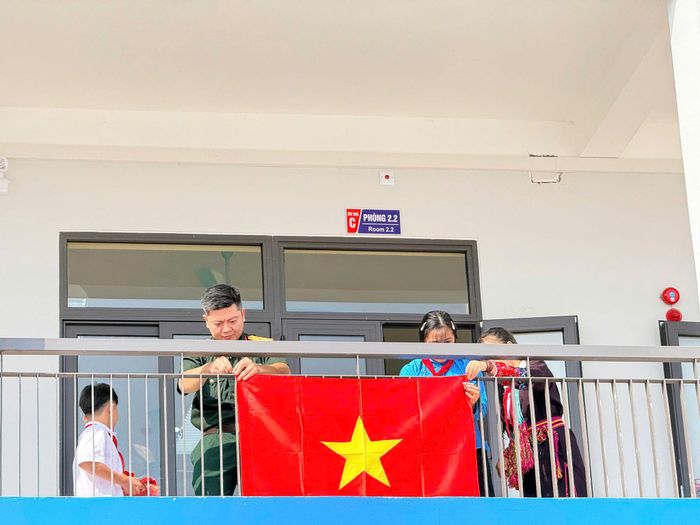 Sắc đỏ lá cờ Tổ quốc nơi sân trường.
