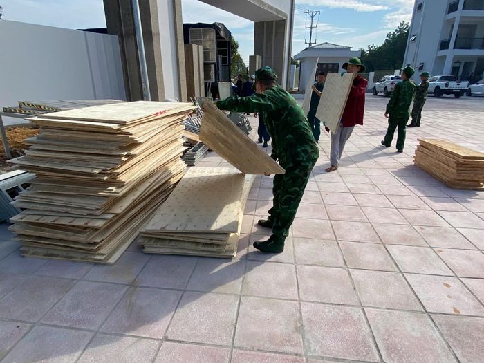 Cùng với hoạt động trao tặng cờ, Đồn Biên phòng Pò Hèn cử 10 cán bộ, chiến sĩ hỗ trợ nhà trường kê dọn bàn ghế, sắp xếp thiết bị và vệ sinh khuôn viên, phục vụ công tác dạy và học.