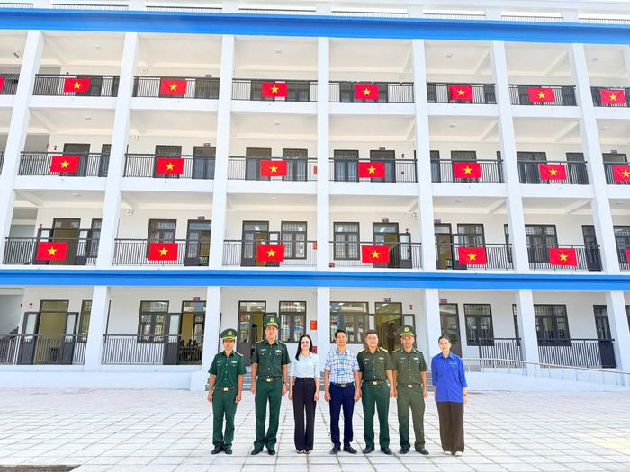 Những lá cờ Tổ quốc được trao tặng góp phần tạo cảnh quan trang trọng cho ngôi trường mới.