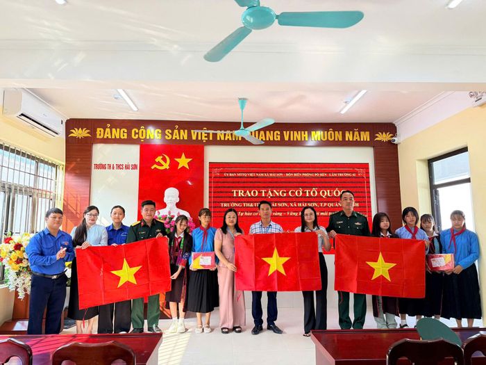 Đại diện Ủy ban MTTQ Việt Nam xã Hải Sơn, Đồn Biên phòng Pò Hèn và Lâm trường 42 trao tặng cờ Tổ quốc cho trường Tiểu học và Trung học cơ sở Hải Sơn.