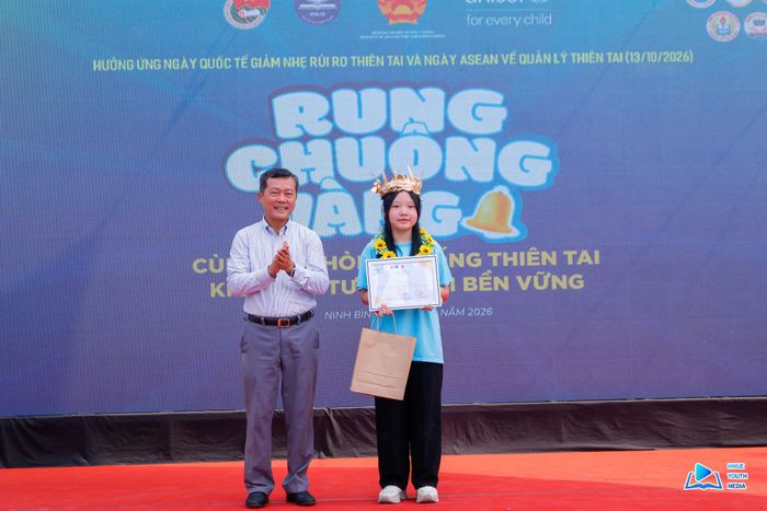 Lãnh đạo Cục Quản lý đê điều và Phòng, chống thiên tai trao giải cho học sinh đạt giải Nhất cuộc thi Rung chuông vàng tìm hiểu kỹ năng, kiến thức phòng, chống thiên tai năm 2026