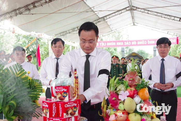 Ông Lê Ngọc Quang, Ủy viên Trung ương Đảng, Bí thư Thành ủy thành phố Đà Nẵng thắp hương trước anh linh các anh hùng liệt sĩ.